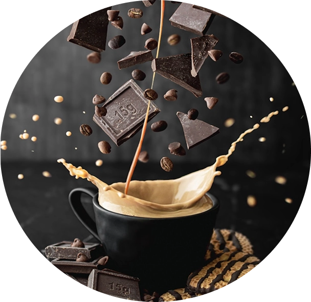 morceau de chocolat qui tombe dans une tasse de café