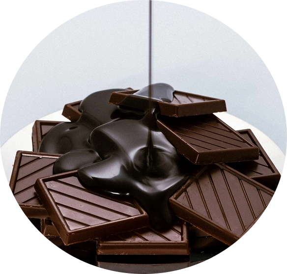 chocolat coulant sur des morceau de chocolat