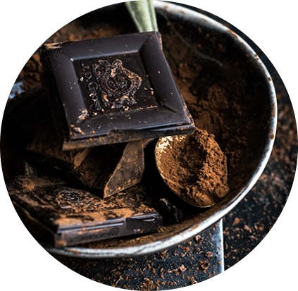 carré de chocolat avec de la poussière de café